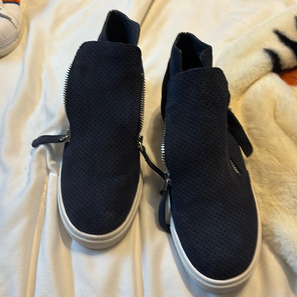 Steve Madden Caliber Fashion Ankle Sneakers Navy Blue Zippers Rubber Sole Sz 6M